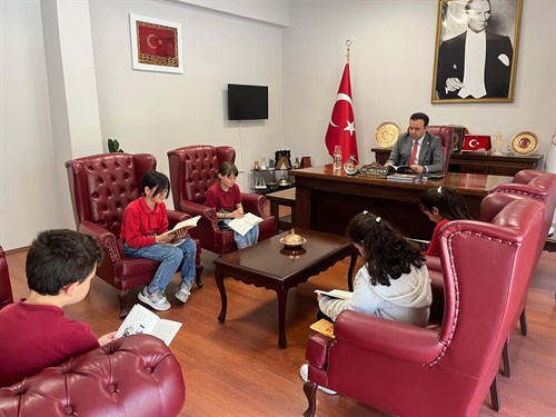 “Bir Kitap, Bir İnsan” Projesi Kapsamında Anlamlı Sürpriz: Öğrencilerden Büyüklerine ‘Biz Okuyoruz, Ya Siz?’ Mesajı